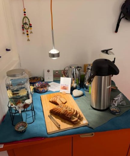 Tee, Wasser und Snacks