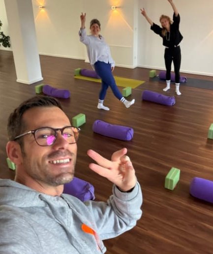 Gute Laune im Yogaraum