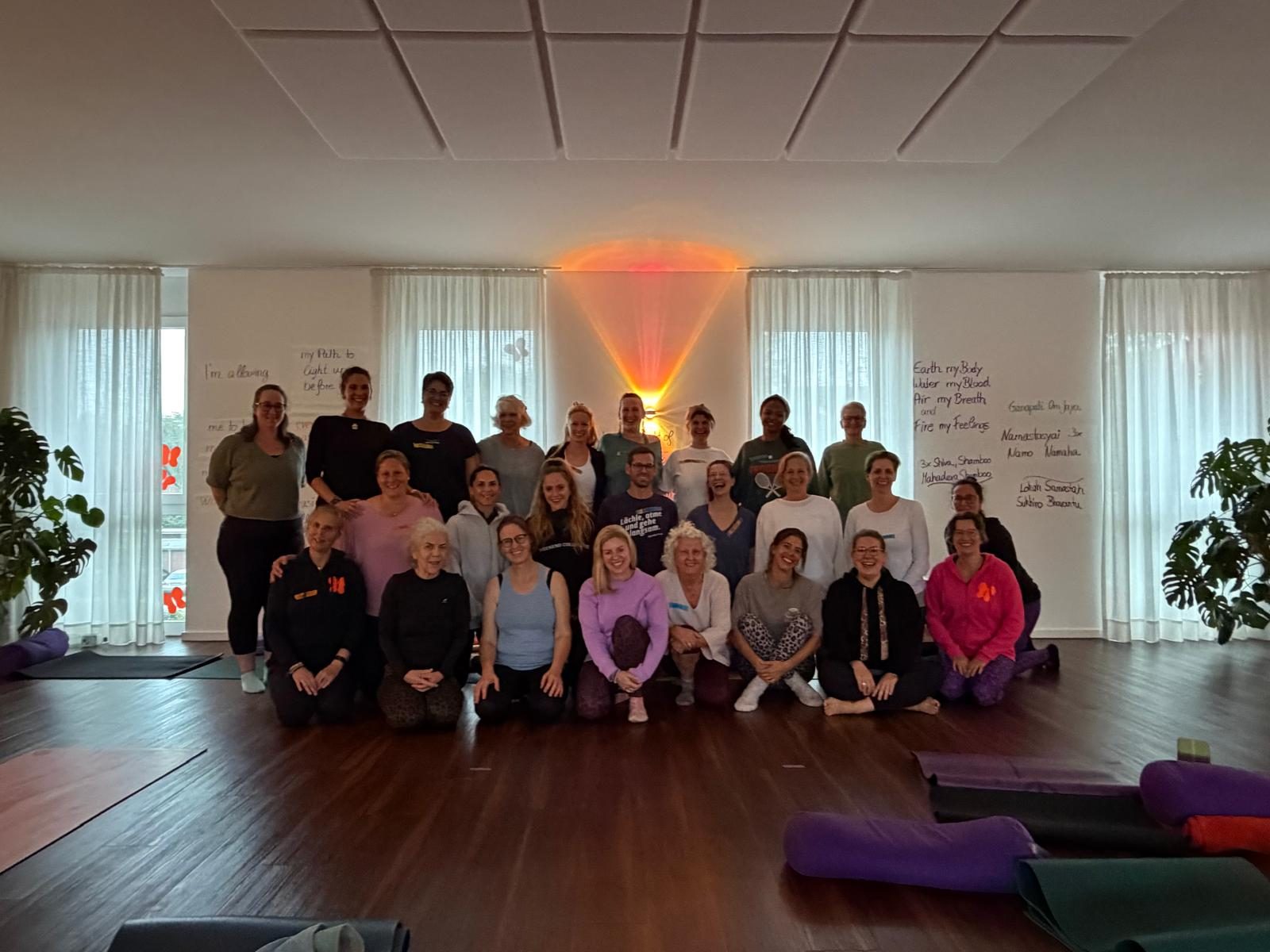 Die Teilnehmenden des Tagesretreats am 26.09.2026 bei Yogimotion Neuss